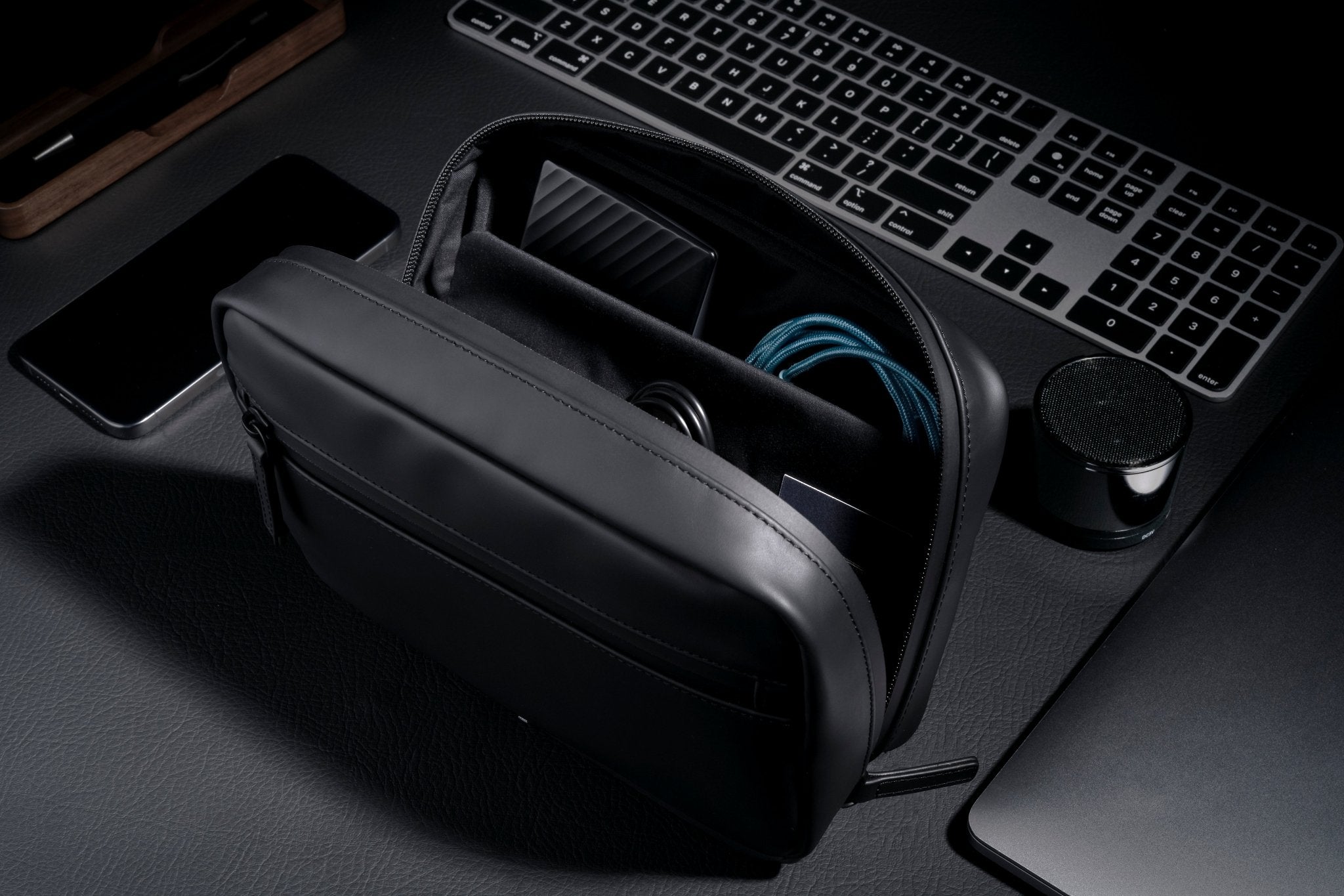 DEFY X LEANDER Everyday Professional Dopp & Tech Kit - Leander