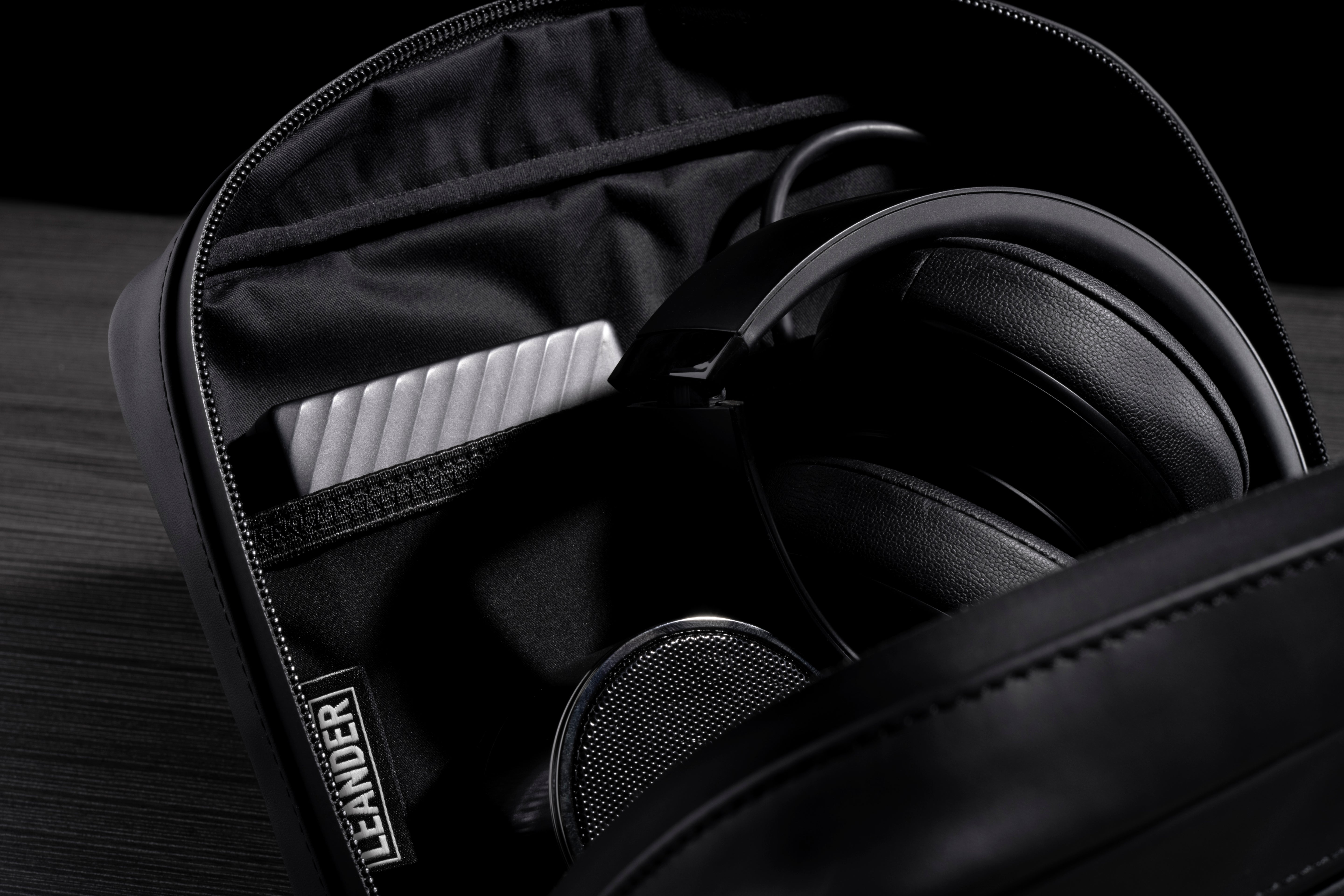 DEFY X LEANDER Everyday Professional Dopp & Tech Kit